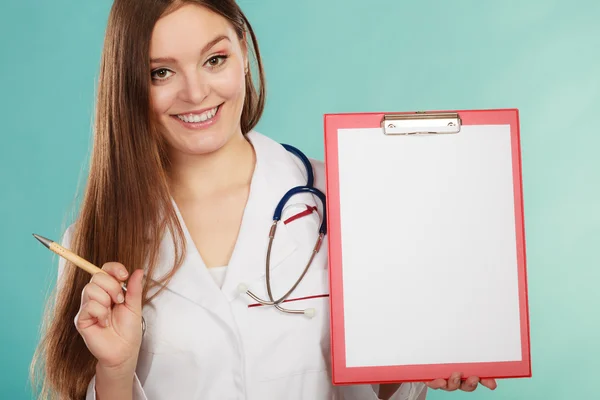 Médico joven con carpeta — Foto de Stock