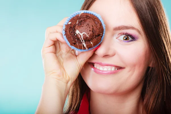 Donna divertente tiene la torta in mano coprendo l'occhio — Foto Stock