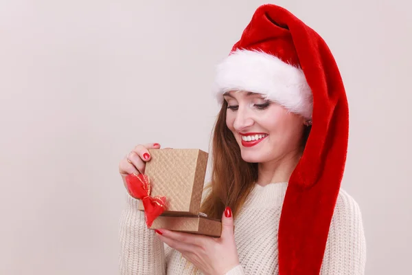 Weihnachtsmädchen mit kleinem Geschenk. — Stockfoto