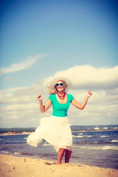 Mujer bonita vistiendo ropa bonita . — Foto de Stock