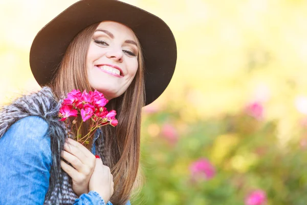 Krása žena s květinami — Stock fotografie