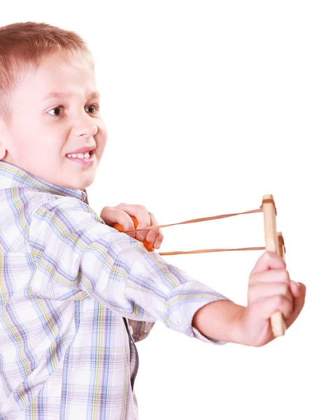 Молодий хлопчик використовує слінг-стріляти мандарин . — стокове фото