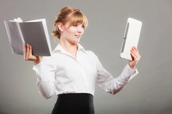 Mulher aprendendo com ebook e livro. Educação . — Fotografia de Stock