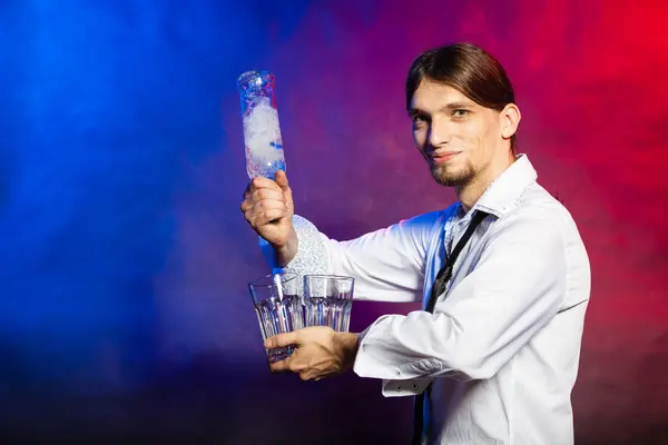 Barman con botella y vasos . —  Fotos de Stock