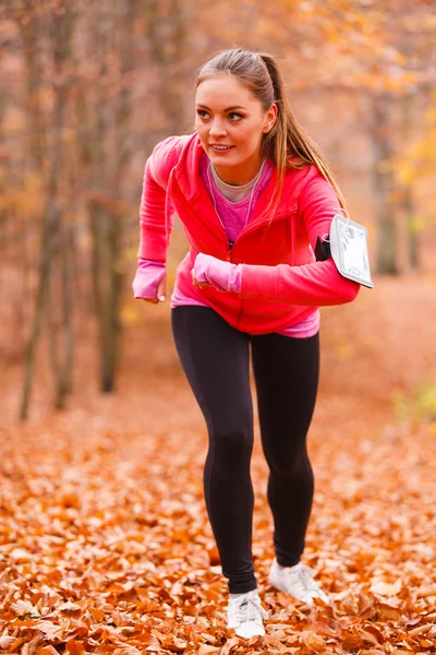 Young sporty girl doing exercises in forest. — Stock Photo, Image