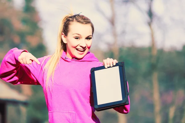Meisje met tablet in park. — Stockfoto