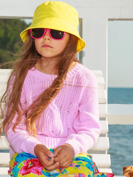 Retrato de menina ao ar livre na hora de verão . — Fotografia de Stock