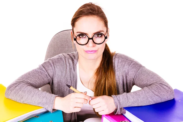 Femme au bureau travaillant — Photo