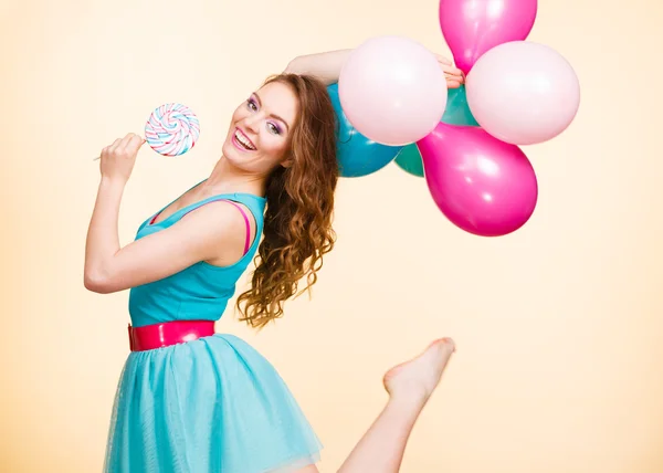 Mujer con globos de colores y piruleta — Foto de Stock