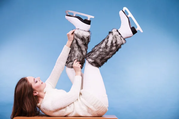Donna che indossa pattini da ghiaccio calzini di pelliccia, pattinaggio — Foto Stock