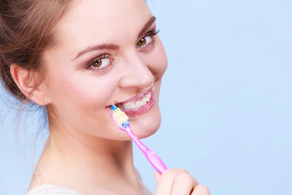 Nő fogmosási tisztító fogak — Stock Fotó