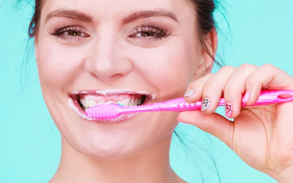 Жінка чистить зуби — стокове фото