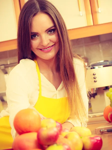 Female cook working in kitchen. — Stock Photo, Image