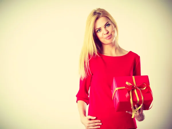 Hermosa mujer con regalo rojo . —  Fotos de Stock