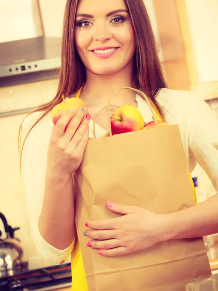 Vrouw huisvrouw in keuken met veel fruit — Stockfoto