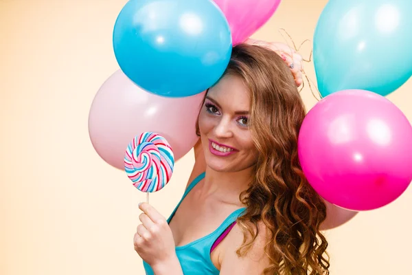 Mujer con globos de colores y piruleta — Foto de Stock