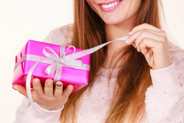 Preciosa mujer con rosa rosa caja regalo — Foto de Stock