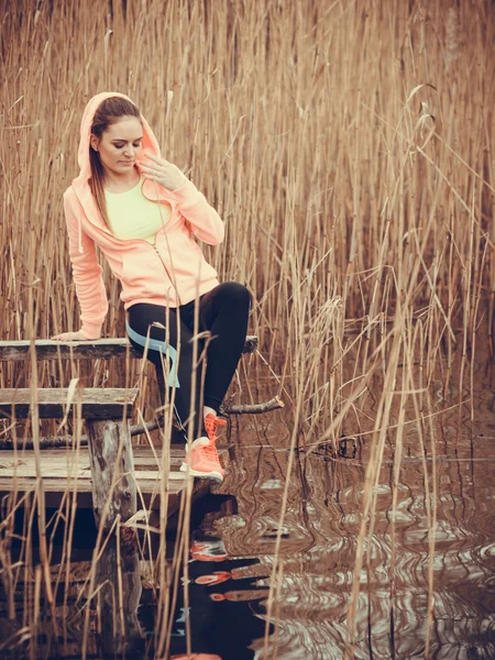 Mujer corredor descansando después de la carrera de entrenamiento — Foto de Stock