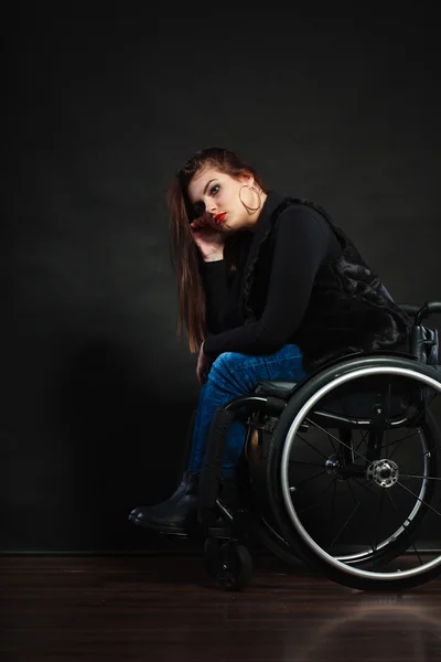 Menina triste na cadeira de rodas . — Fotografia de Stock