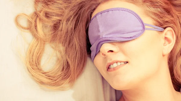 Κοιμισμένη γυναίκα φοράει μάσκα ύπνου δεμένα τα μάτια. — Φωτογραφία Αρχείου