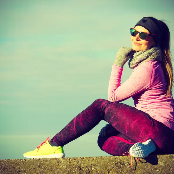 Frau ruht sich nach Sport im Freien an kalten Tagen aus — Stockfoto