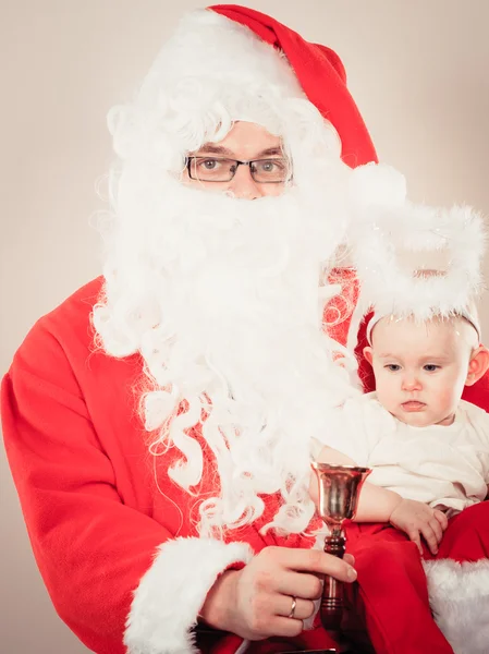 Święty Mikołaj z małym dzieckiem. — Zdjęcie stockowe