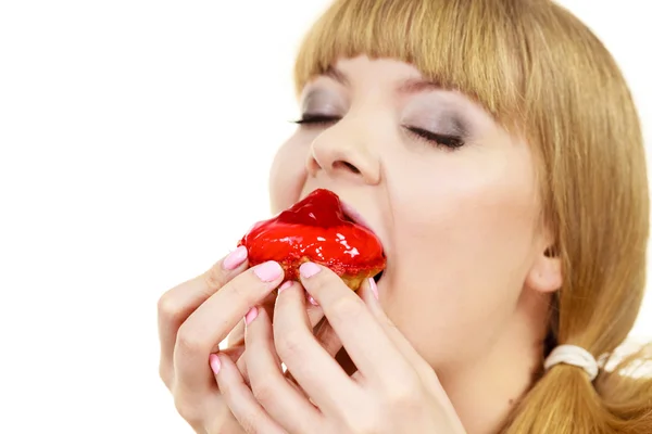 Mulher comendo cupcake comida doce — Fotografia de Stock