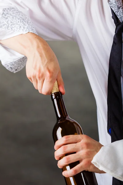 Kelner otwiera wine bottle. — Zdjęcie stockowe