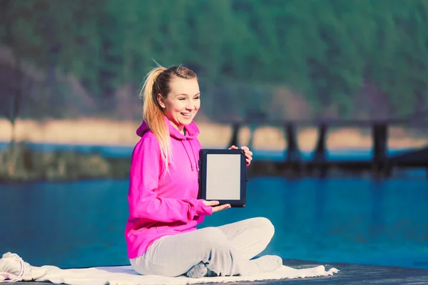 Niña aprendiendo yoga desde tablet . —  Fotos de Stock