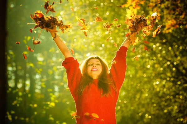 Donna giocosa all'aperto giocare con le foglie . — Foto Stock