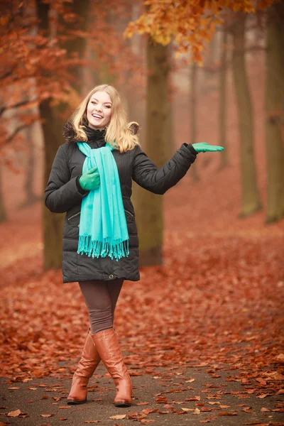 Sonriente dama caminando por el parque . — Foto de Stock
