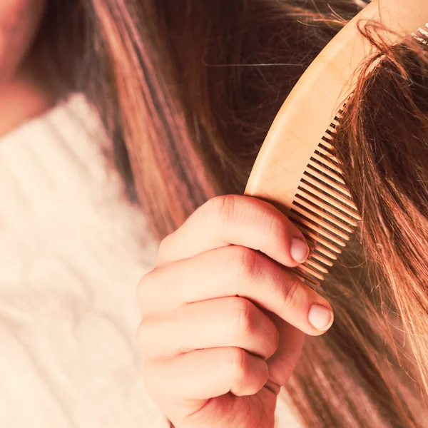 Combing and pulls hair. — Stock Photo, Image