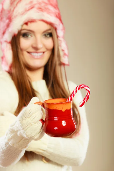 Žena s vánoční cukroví — Stock fotografie