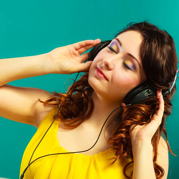 Chica en grandes auriculares escuchando música mp3 relajante —  Fotos de Stock