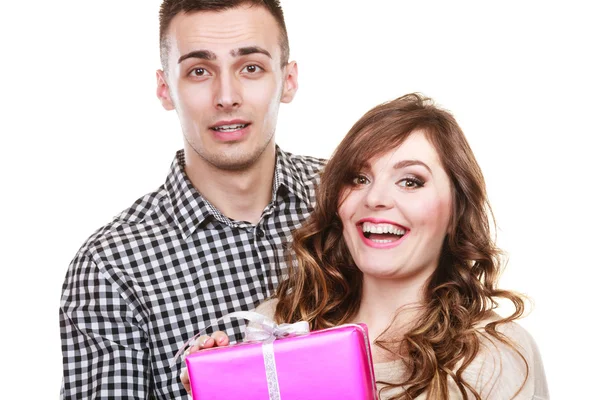 Verliebtes Paar in rosa Geschenkbox — Stockfoto
