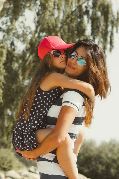 Mama en dochter mooie tijd samen doorbrengen. — Stockfoto