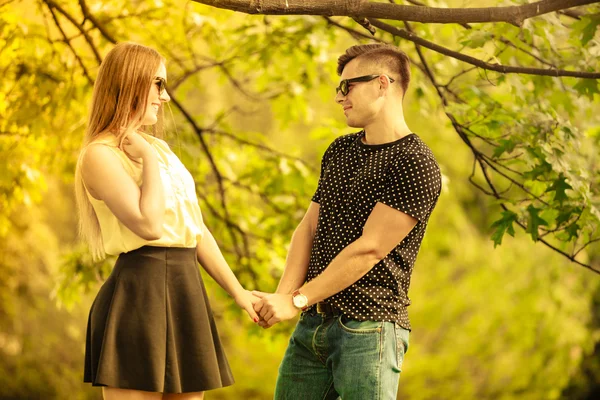 Casal afetuoso no parque . — Fotografia de Stock