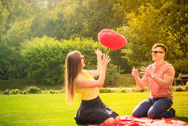 Couple with big heart on picnic — Stock Photo, Image