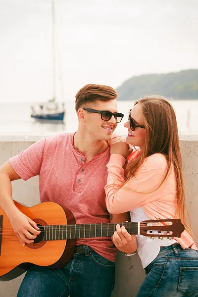 Gelukkige paar met gitaar buiten — Stockfoto