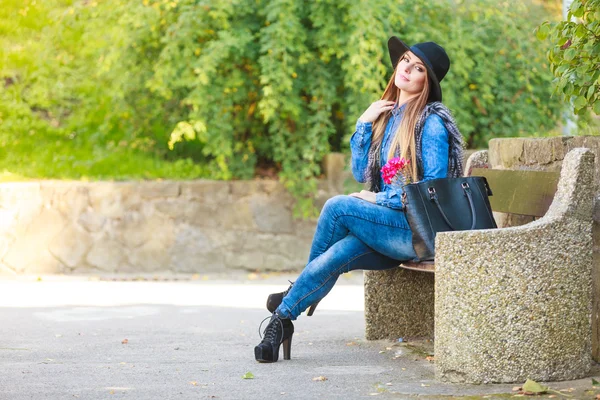 Mujer con estilo en el aire — Foto de Stock