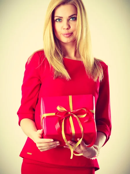 Hermosa mujer con regalo rojo . —  Fotos de Stock