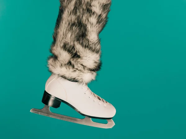 Patas de mujer con patines de hielo calcetines de piel, patinaje —  Fotos de Stock