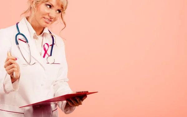 Mujer médico diagnosticar paciente — Foto de Stock