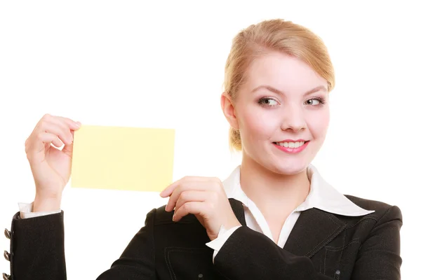 Anuncio. Empresaria sosteniendo tarjeta de espacio de copia en blanco — Foto de Stock