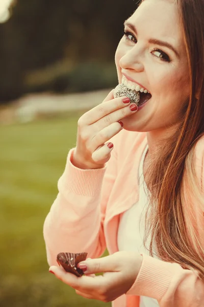 Žena s liitle cookie košíček. — Stock fotografie