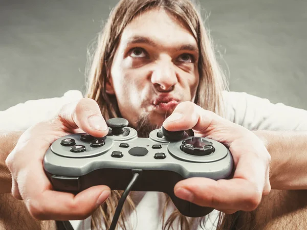 Männliche Spieler konzentrieren sich auf Spiele — Stockfoto