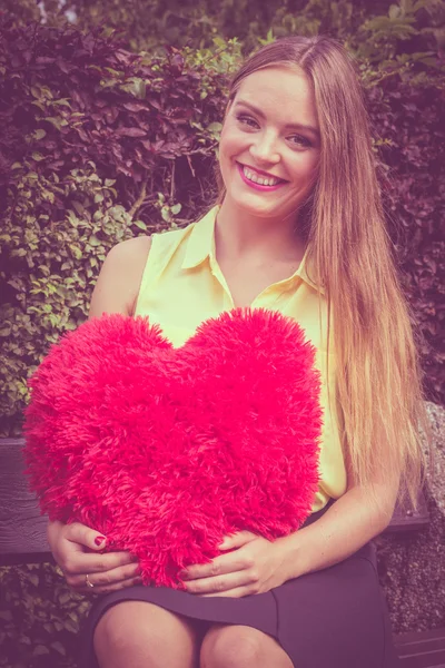 Donna innamorata con grande cuore rosso — Foto Stock