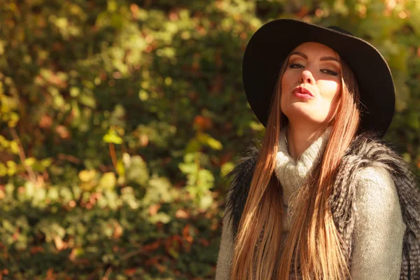 Linda chica en el parque — Foto de Stock