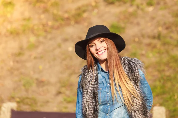 Fröhliche Frau, die Spaß im Freien hat — Stockfoto