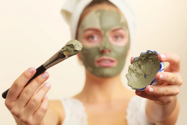 Εφαρμογή με πινέλο μάσκα λάσπη αργίλου στο πρόσωπο της γυναίκας — Φωτογραφία Αρχείου